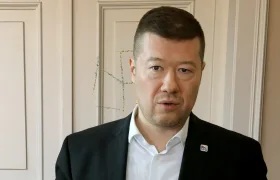 Tomiovi někdo na dveře vyryl svastiku. Probíhají šetření, zda šlo o podporovatele nebo oponenta