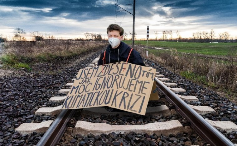 Po zevlování na silnici změnilo Alžbětko strategii a přilepilo se ke kolejím. Pohřeb má v úterý