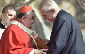 Kardinál Duka byl polit svěcenou vodou. S popáleninami 3. stupně skončil na jednotce intenzivní péče.