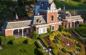 Kardinál Duka se naučil moonwalk a staví Neverland. Chtěl by zde ubytovat všechny ministranty. Bude to ráj na zemi, tvrdí.