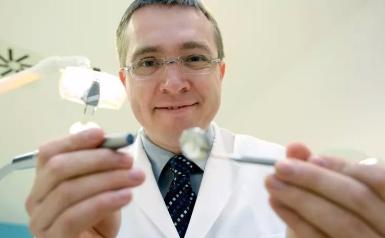 Aby se uživil jako zubař, rozjíždí Roman Šmucler prodej plomboniér