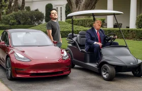 Trump vyzval Muska na duel: Souboj Teslou proti golfovému vozíku už tuto neděli