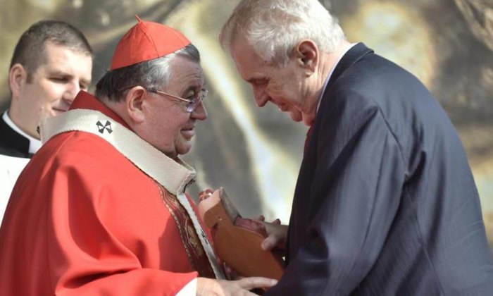 Kardinál Duka byl polit svěcenou vodou. S popáleninami 3. stupně skončil na jednotce intenzivní péče.