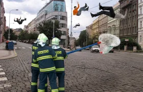 Vlivem přelidněním Země došla gravitace! Lidé stoupají do stratosféry