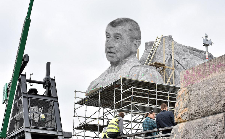 Andrej Babiš bude mít sochu na Letné, bude se jmenovat Fronta na motýle