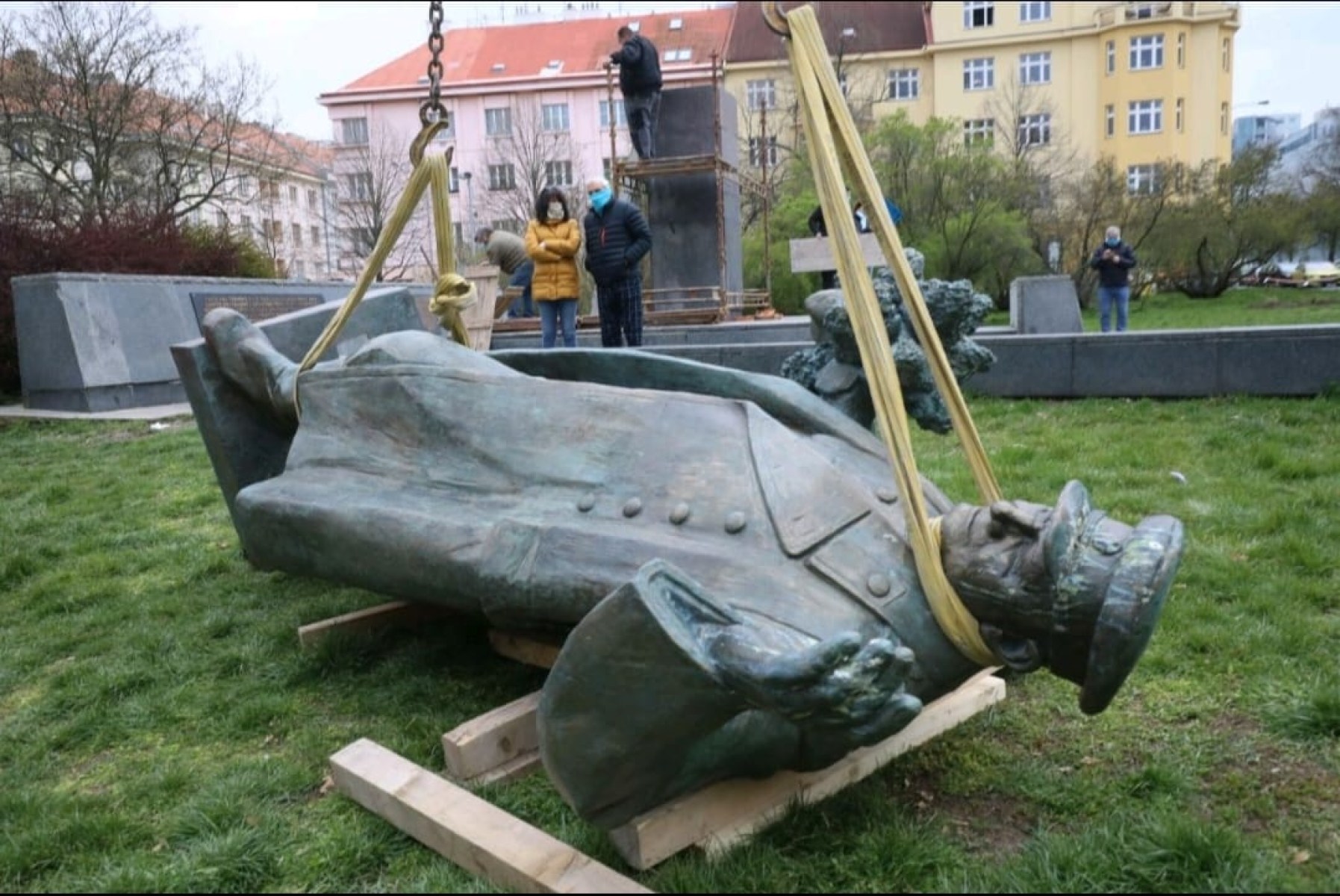 Koněvova socha bude odeslána do Ruska ve formě kancelářských sponek