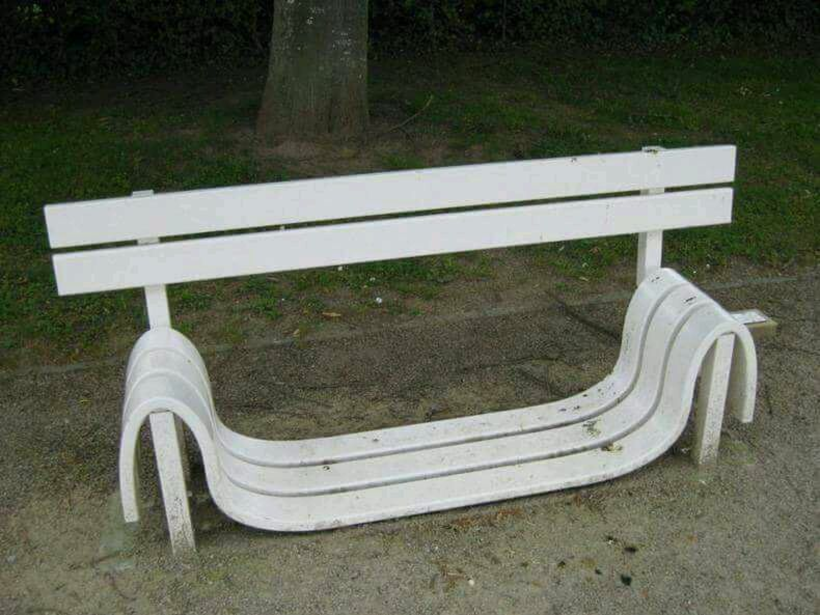 Plastové lavičky v Praze poničil neznámý vandal