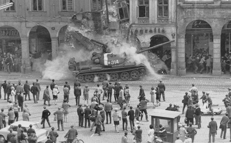 Rok 1968 byl nejtragičtější na českých silnicích. Nejvíce bylo srážek s letící kulkou!