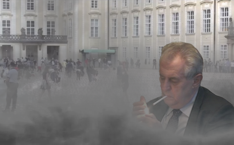 Pietní akt na Hradě: Miloš Zeman si zapálil za oběti koronaviru