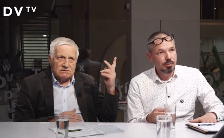 Přilepený ekoaktivista komplikuje týmu DVTV život. Kafrá jim do rozhovorů
