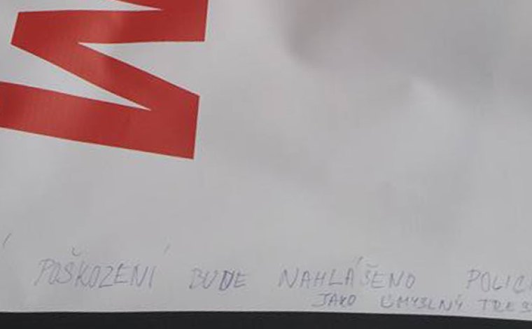 SPD disponuje jen 30 kusy plakátů. Funguje zde ale systém organizovaných krádeží!