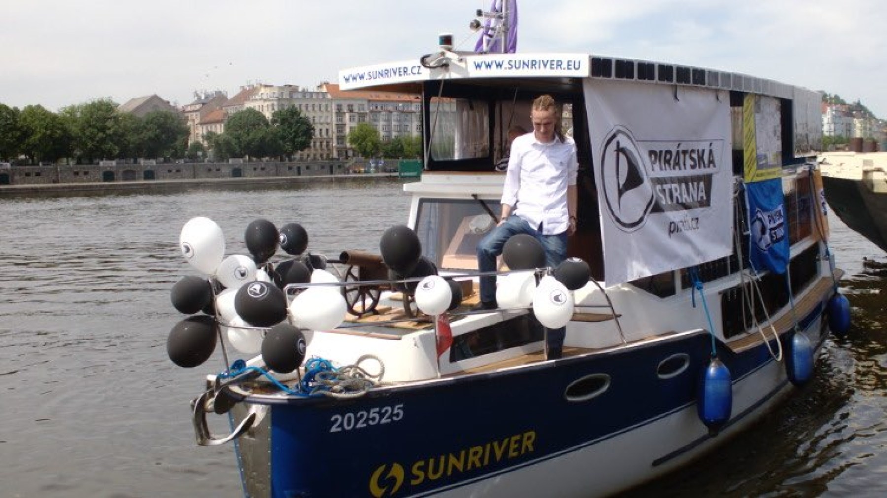Piráti přišli s návrhem na zalepení díry v rozpočtu. Budou na Labi drancovat obchodní lodě
