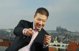 Tomiovi při zákroku v pražském IKEMu znovu oddělili srostlá oční víčka!
