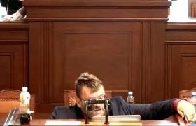 Volný i nadále odmítá odklidit lejno zanechané v Poslanecké sněmovně