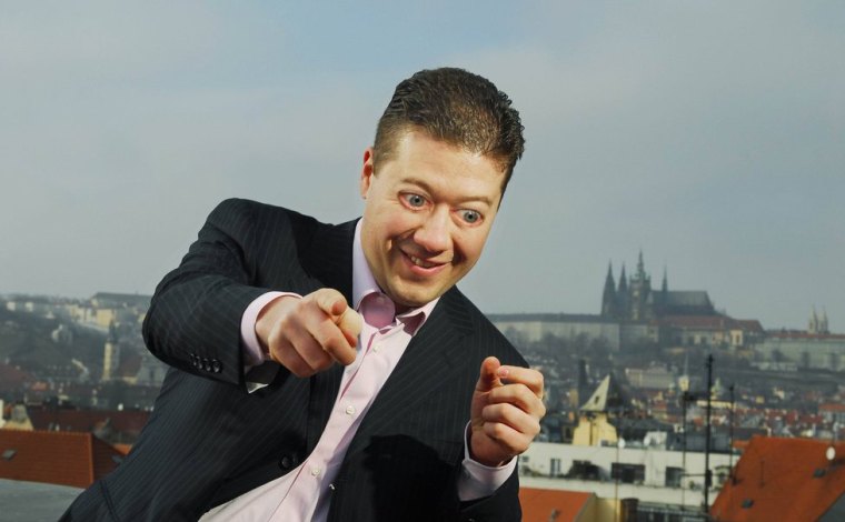 Tomiovi při zákroku v pražském IKEMu znovu oddělili srostlá oční víčka!