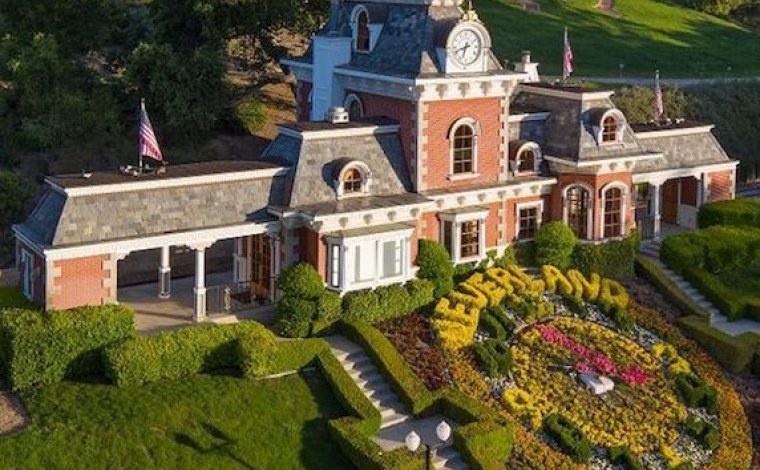 Kardinál Duka se naučil moonwalk a staví Neverland. Chtěl by zde ubytovat všechny ministranty. Bude to ráj na zemi, tvrdí.