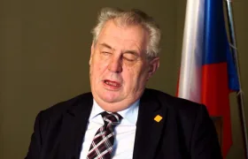 STALO SE: Muži po nadměrném užívání glyfosátu narostla Zemanova hlava