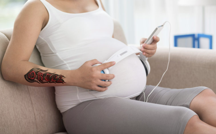 Žena pouštěla plodu Ortel, syn na svět vkročil zdviženou pravačkou