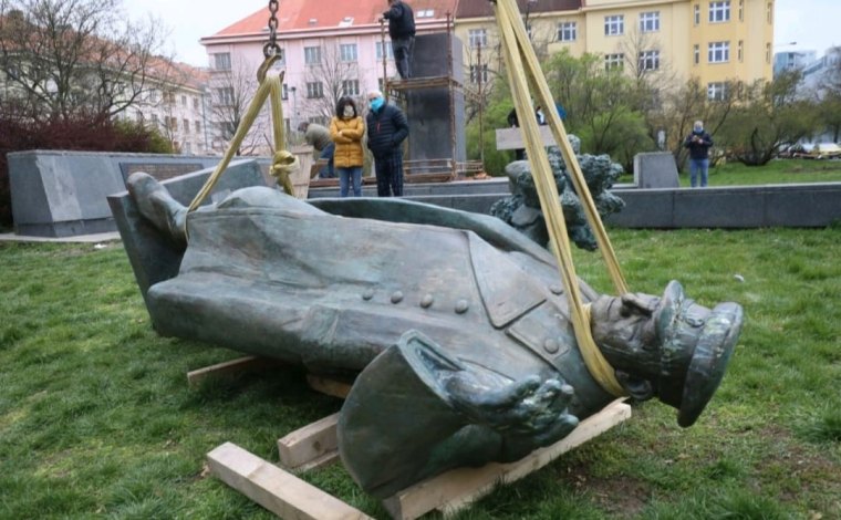 Koněvova socha bude odeslána do Ruska ve formě kancelářských sponek