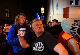 Makakům se podařilo izolovat skutečný význam demokracie a svobody slova